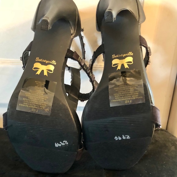 🌟🌟BETSYVILLE NWOT BEDAZZLED PUMPS 💫 - Picture 6 of 6